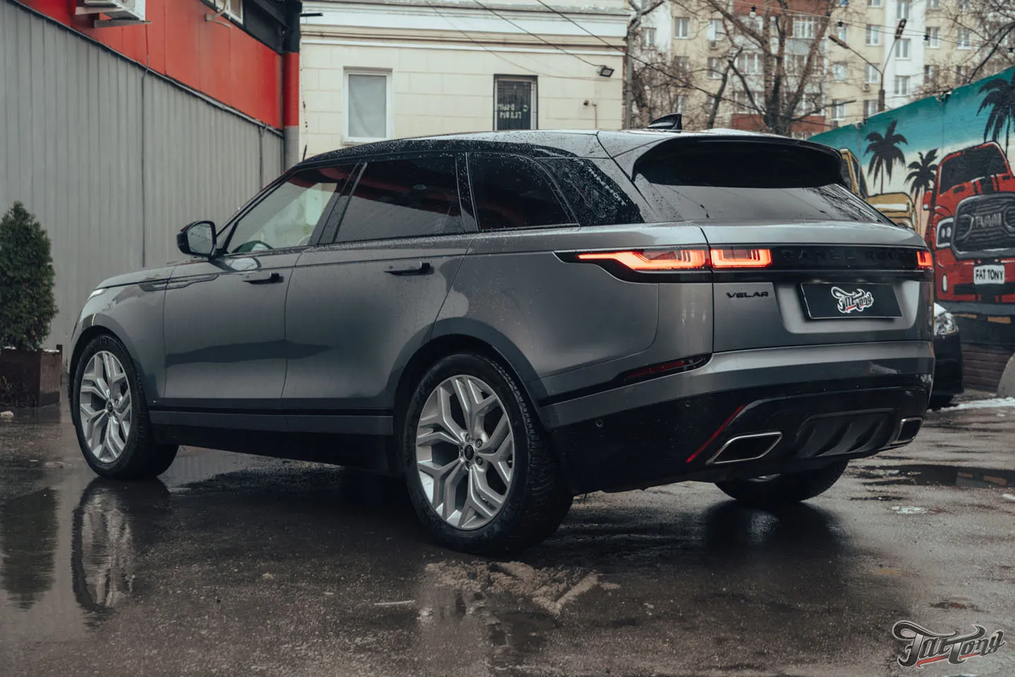 Окрас дисков, суппортов и насадок выхлопа на Range Rover Velar